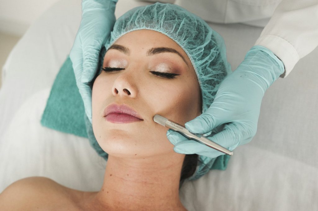 Skin treatment with a fine instrument during a facial
